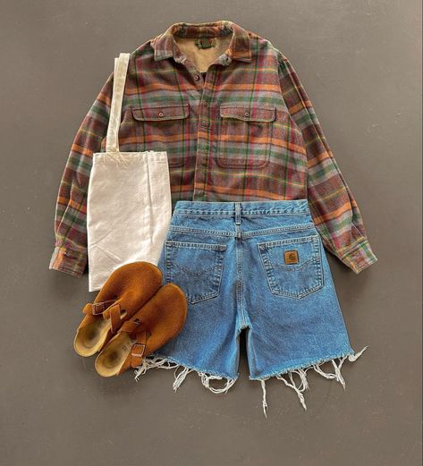 Womens Button Down Outfit, Cottage Core Outfit Inspiration, Coastal Core Outfits, Outfit Ideas Granola, Salted Granola Girl Outfits, Noah Kahan Aesthetic Outfit, Edgy Granola Style, Granola Teacher Outfit, Denim Jacket With Shorts