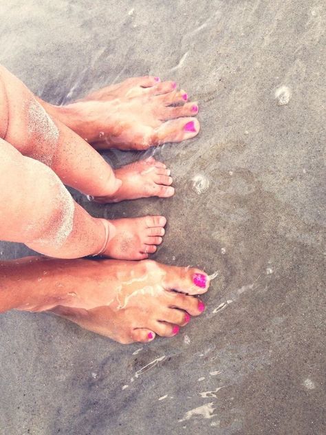 Toes By @itsthesmallthing reblog Baby Beach Pictures, Baby Beach Photos, Strand Foto's, Foto Kids, Baby Fotografie, Family Beach Pictures, Baby Boy Photography, Beach Family Photos, Beach Pics