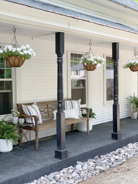 Long Front Porch, Farmers Porch, Front Porch Bench, Summer Front Porch Decor, Decorating Rooms, Porch Landscaping, Front Porch Makeover, Porch Remodel, Porch Flowers