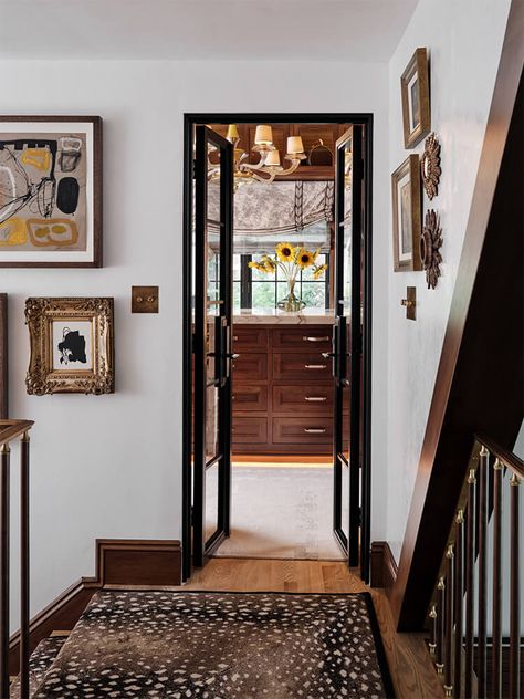 Mad men and 1920s vibes in a century old Ohio lakehouse Farmhouse Mantel Decor, Red Cabinets, Simple Wall Decor, Living Room Scandinavian, Dream Decor, Chic Home, Little Houses, Beautiful Space, Mad Men