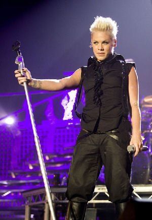 P!nk, love this gurl! #P!NK #AleciaMoore Cary Hart, Blonde Singer, Alecia Moore, Alecia Beth Moore, Pink Singer, Rock Photography, Pink Inspiration, Makeup Brush Organization, Music Icon