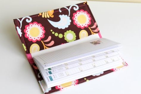 calendar cover Diy Pocket Calendar, Calendar Cover, Calendar Holder, Diy Pocket, Sew Projects, Calendar Book, Checkbook Covers, Pocket Calendar, Kids Sewing