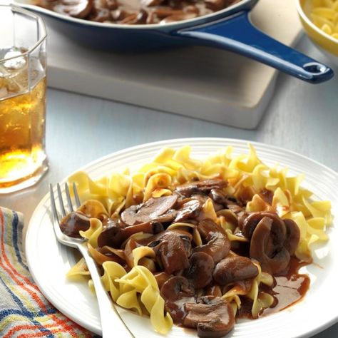 Mushroom Hunter's Sauce Christmas Eve Dinner Ideas, Food Hunter, Easy Vegetarian Dinner, Vegetarian Pasta Recipes, Christmas Eve Dinner, Brown Sauce, Slow Cooked Beef, Vegetarian Pasta, Christmas Food Dinner