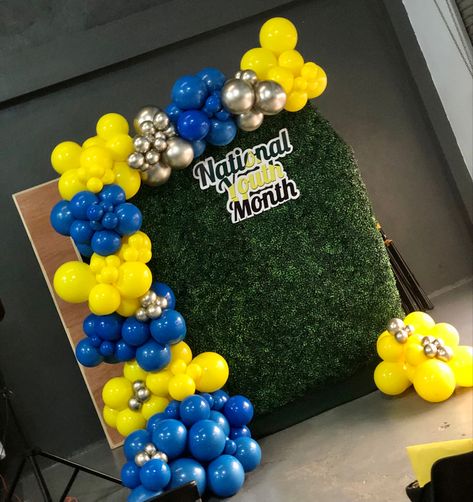 Greenery backdrop with blue, yellow and white gold balloon garland Blue And Yellow Birthday Party Decor, Blue And Yellow Balloon Garland, White Gold Balloon Garland, Gold Balloons Decorations, Soccer Theme Parties, Gold Balloon Garland, Greenery Backdrop, Green Wall Design, Balloon House