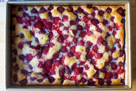 strawberry summer sheet cake | smittenkitchen.com Summer Sheet Cake, Oatmeal Raisin Cookies Chewy, Potluck Ideas, Strawberry Summer, Savory Cakes, Summer Cakes, Smitten Kitchen, Raisin Cookies, Funnel Cake