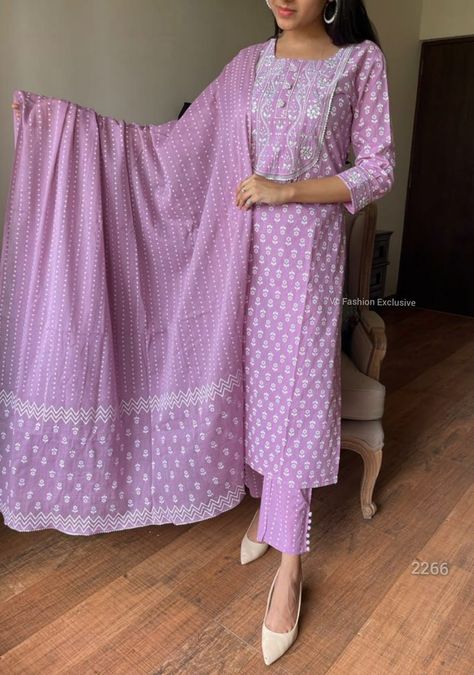 Pure Cotton Kurti Designs, Cigrate Pants With Kurti Design, Kurti Pent Pair, Lengha Blouse, Lengha Blouse Designs, Cotton Suit Designs, Kurtis Design, Daily Dresses, Onion Pink