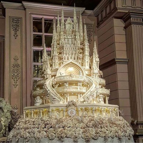 World's most expensive wedding cake. Photographed in Indonesia. Expensive Cake, Most Expensive Wedding, Huge Wedding Cakes, Peace Of Cake, Castle Wedding Cake, Expensive Wedding, Chandelier Cake, Extravagant Wedding Cakes, Indonesian Wedding