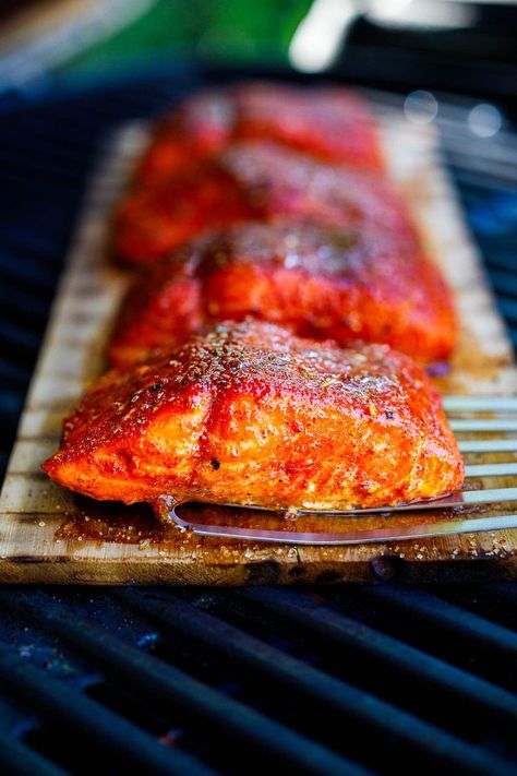 This recipe for Cedar Plank Salmon couldn't be any easier! Infuse wild salmon with subtle smoke and our flavorful Northwest Salmon Rub, using a cedar plank on the grill—no fuss with easy clean up. Easy Healthy Salmon Recipes, Easy Healthy Salmon, Salmon Salads, Best Salmon Recipes, Salmon Calories, Salmon Dinners, Easy Salmon Dinner, Salmon Rub, Grilled Salmon Salad