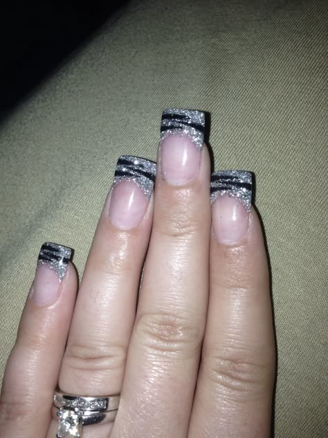 Zebra black/silver Nail Idea Grunge, Swrill Design Nail, Y2k Nails Black Short, Cute Y2k Nails Short, 2000s Nails Acrylic Y2k Short, Nail Designs 2000s, Mcbling Nails Short, Indie Sleaze Nails, Gyaru Nails Short