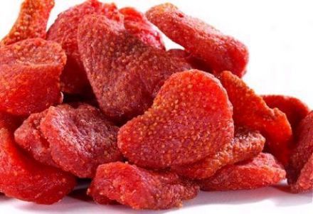 strawberries dried in the oven. taste like candy but are healthy & natural. 3 hrs at 210 degrees......might be better than Twizzlers. Dried Strawberries, Think Food, Lunch Snacks, Healthy Treats, Relish, Appetizer Snacks, Food For Thought, Bon Appetit, The Oven