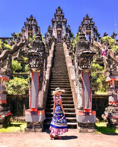 Admiring Lempuyang Temple in Bali 🙏 #sarong #balitemple #lempuyang Bali Sarong Temple, Bali Temple, Voyage Bali, Bali Travel, Chichen Itza, Pink Lemonade, Ubud, Holiday Destinations, Sarong