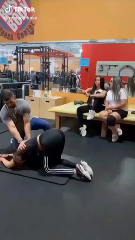 only.fitness.health on Instagram: Mortified! You’ll never see my face at the gym again💀😂 Via: treinadorkaka (tiktok) Visit @only.fitness.health 💕 for workouts, healthy… Funny Fart Videos, Trening Sztuk Walki, Fart Humor, Funny Prank Videos, Prank Videos, Funny Vid, Sports Humor, Crazy Funny Videos, Best Funny Videos