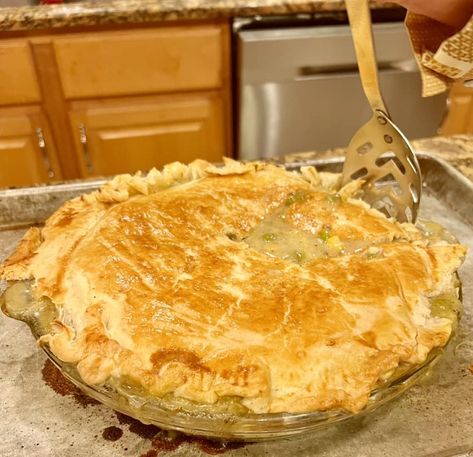 Green Chili Chicken Pot Pie - Easy DIY Recipes Green Chili Chicken Pot Pie, Chili Pot Pie, Chili Pot, Chicken Pot Pie Filling, White Bean Soup Recipes, Green Chili Chicken, Pot Pie Filling, Pie Easy, Slow Cooked Chicken