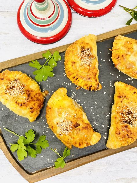 Oh my goodness you are just going to LOVE this chorizo pasty recipe! Tasty little puff pastry parcels stuffed with a smoky chorizo and Manchego cheese. #chorizo #pasties #pastry Philo Recipes, Best Oven Baked Potatoes, Pasty Recipe, Cornish Pasty, Pasties Recipes, Cornish Pasties, Chorizo Recipes, Manchego Cheese, Tasty Meat