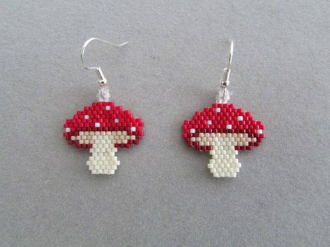 Beaded Motifs, Beaded Mushroom, Miyuki Beads Pattern, Beaded Pendants, Beaded Charms, Mushroom Earrings, Motifs Perler, Stitch Flowers, Brick Stitch Earrings