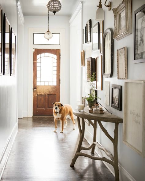 1908 Nashville Cottage Splashed With Neutral Colors and Handpicked Pieces - Decoholic Hallway Ideas Diy, Holly Williams, Narrow Entryway, Stephanie Mcmahon, Hallway Ideas Colour, Small Hallways, Grand Piano, Classic Decor, Grand Entrance