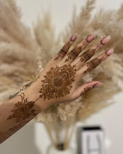 Henna Style Tattoos, Modern Henna Designs, Simple Mehndi Designs Fingers, Engagement Mehndi Designs, Henna Art Designs, Latest Henna Designs, Mehndi Designs Front Hand, Henna Style, Pretty Henna Designs