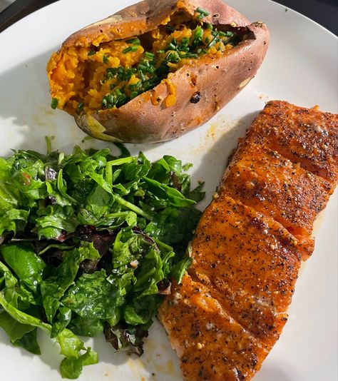 Salmon, sweet potato, mixed greens Salmon Sweet Potato Recipes, Sweet Potato And Salmon, Salmon And Sweet Potatoes, Sweet Potato Salmon, Salmon Sweet Potato, Fall Eats, Salmon And Sweet Potato, Steamed Fish, Healthy Food Inspiration