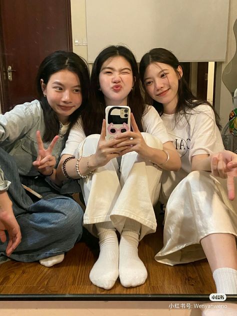 Photo Poses For 3 Friends, 3 Girls Friendship, Model Off Duty Style 90s, Friends Selfie, Friend Pictures Poses, 사진 촬영 포즈, Photography Posing Guide, Cute Friend Photos, Three Friends