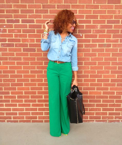 gotta get me some green jeans Kelly Green Pants Outfit, Bright Pants Outfit, Green Pants Outfit Work, Kelly Green Pants, Green Jeans Outfit, Green Shirt Outfits, Green Outfits For Women, Pants Outfit Work, Green Pants Outfit