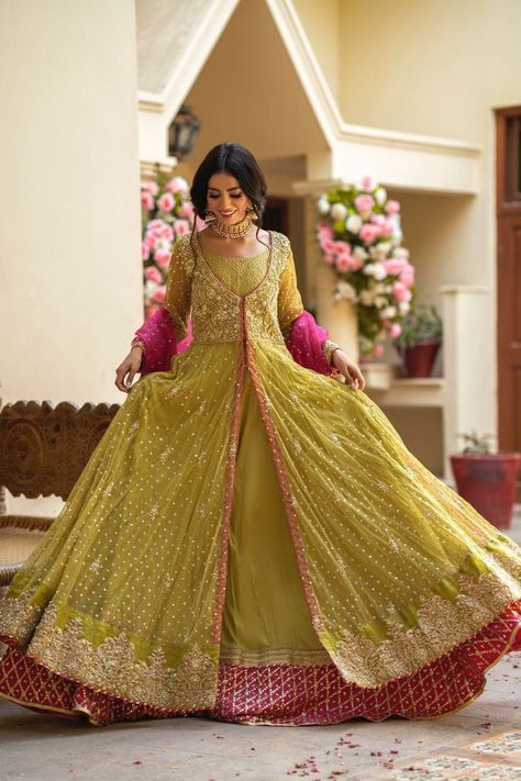 Party wear dresses idea Bridal Pishwas Pakistani, Pink And Green Mehndi Dress, Pishwas Hyderabadi, Pishwas Pakistani Wedding, Open Frock Design Pakistani, Mehndi Frock Design, Mahendi Dress Mehndi Outfit, Front Open Frock Designs, Peshwas Dress Hyderabadi