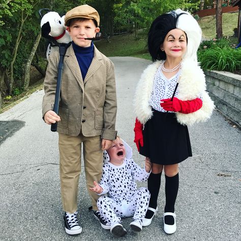 101 Dalmatians sibling Halloween Costumes #disney #cruella #dalmatian #jasper #horace #halloween #groupcostumes #familycostumeideas #siblingscostume Jasper And Horace, Halloween Costume Gif, 101 Dalmations Costume, 101 Dalmatians Costume, Halloween Costumes Disney, Dalmation Costume, Halloween Costumes Pictures, Sibling Halloween Costumes, Disney Cruella