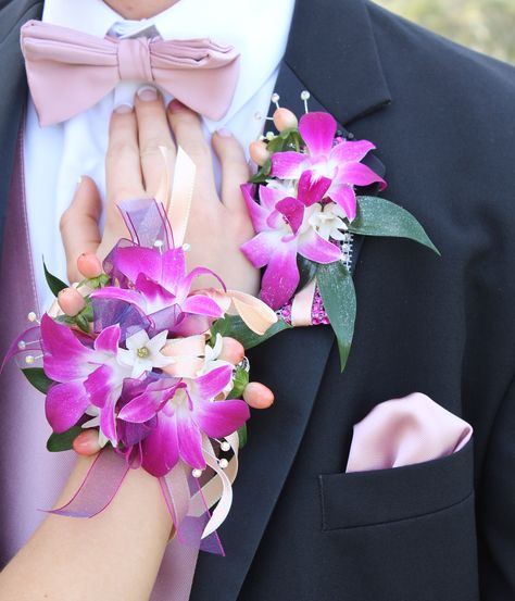 Pink And Purple Corsage Prom, Pink And Purple Corsage, Prom Corsage Pink, Purple Corsage, Corsage Purple, Prom Photo Shoot, Blue Corsage, Homecoming Poses, Prom Corsages