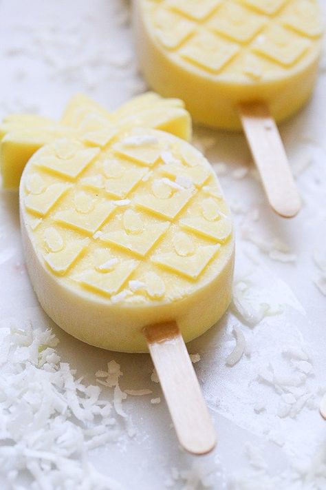 Pineapple popsicles for your party. Pineapple Popsicles, Easy Popsicle Recipes, Easy Popsicles, Boozy Popsicles, Homemade Popsicles, Oreo Dessert, Ice Cream Popsicles, Popsicle Recipes, Pineapple Coconut