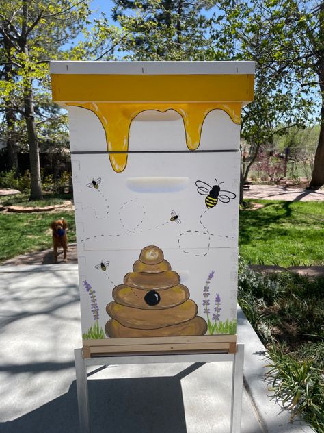 Bee Box Design, Painted Bee Hives Boxes, Bee Hive Ideas, Painted Beehives Ideas, Painted Bee Hives Ideas, Painted Bee Boxes, Bee Box Painting Ideas, Bee Hive Decorations, Beehive Painted