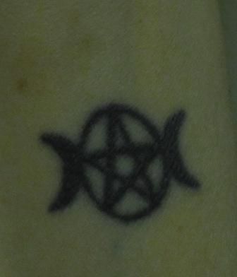 Basic tattoo - Pentagram in Goddess symbol Cute Satanic Tattoo, Pagan Symbols Tattoo, Satanic Doodles, Pentagram Tattoo Wicca, Pentagram Tattoo Design, Pagan Tattoo Ideas, Ladies Tattoos, Pagan Tattoos, Pentacle Tattoo