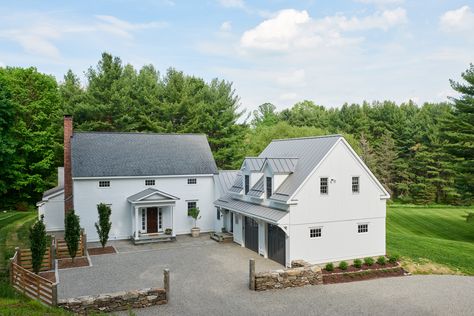 Modern farmhouse with parking courtyard Farmhouse Courtyard, Garage Layout, French Transitional, Farmhouse Exteriors, Farmhouse Style Exterior, Courtyard Ideas, Contemporary Entryway, New Garage, Farmhouse Architecture