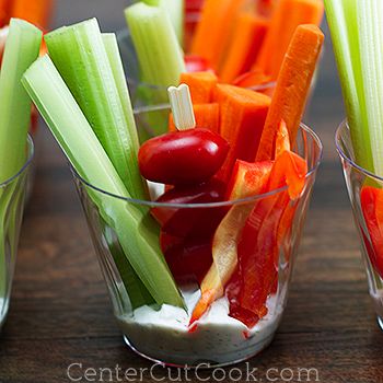 Sometimes it’s not about what you make, it’s about how you present it! These Veggie Cups will be a hit at your next party. Christmas Veggies, Appetizers With Bacon, Veggie Appetizers, Veggie Cups, Veggie Platter, Fruit Platters, Graduation Party Foods, Vegetable Platter, Ranch Dip