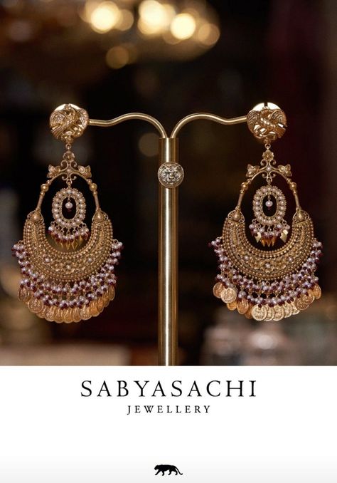 Sabyasachi Jewellery Earrings, Indian Jewellery Shoot, Sabyasachi Earrings, Jewel Photography, Punjabi Jewellery, Marriage Jewellery, Bridal Jewellery Earrings, Bridal Necklace Designs, Choker Necklace Designs