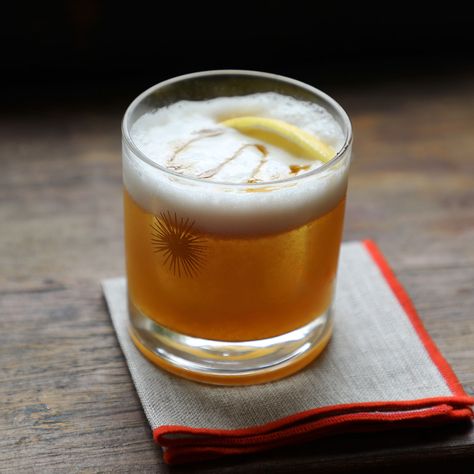 Maple Whiskey Sour Quick Drink Recipes, Maple Whiskey Sour, Gold Rush Cocktail, Bees Knees Cocktail, Maple Whiskey, Happy Hour Food, Cocktail Recipes Whiskey, Healthy Cocktails, Frozen Margaritas