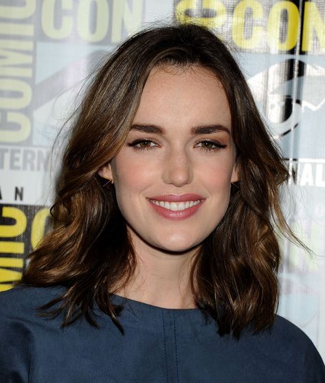 Elizabeth Henstridge. I love her and I love her hair. Forehead Hairstyle, Elizabeth Henstridge, High Forehead, Librarian Chic, Agents Of S.h.i.e.l.d., Chill Time, Romantic Updo, Long Bob Haircuts, Woman Movie