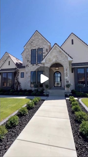 Exteriors Of Instagram on Instagram: "Time for a home tour! 💫

Design + Build @cadencehomes
Front Door @stylesirondoors
Lighting @lighting_design_company
Video @lindy.denny
Featured @uvparade

#paradeofhomes #buildersofinsta #hometohave #homebeautiful #currenthomeview #doingneutralright #houseenvy #mydomaine #luxeathome #ruedaily #modernfarmhouse #myhomevibe #hometour #housetour #lightandbright #neutraldecor #myhousebeautiful #makemydayhomedecor #smmakelifebeautiful" House Enterence Ideas, Full Home Interior Design Videos, Home Tour Videos, Black And White House Exterior, Home Front Design, Model Home Decorating, Tour Design, White Exterior Houses, Interior Design Videos