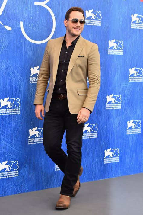 Chris Pratt Pokes Fun at His Signature Red Carpet Pose at the Venice Film Festival Pose Men, Strong Woman Tattoos, Beautiful Women Quotes, Handsome Men Quotes, Men Quotes Funny, The Magnificent Seven, Handsome Style, Handsome Arab Men, Leading Men