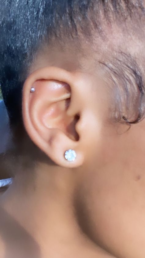 Ear Piercing Ideas 4 Holes, Helix Piercing Black Women, Helix Piercing Black, Upper Helix Piercing, Small Piercings, Helix Piercing Ideas, Double Ear Piercings, Pretty Ear Piercings, Jewelry Piercing