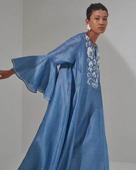 CHARAH on Instagram: "LOLITE #CharahStudio #CharahWomen #Blue #Kaftan #Caftan #Dress #Ramadan #Riyadh #Jeddah #Kuwait #Qatar" Ramadan Kaftan, Ramadan Fashion, Blue Kaftan, Arabic Dress, Eid Outfit, Into The Blue, Hijab Outfits, Caftan Dress, Jeddah