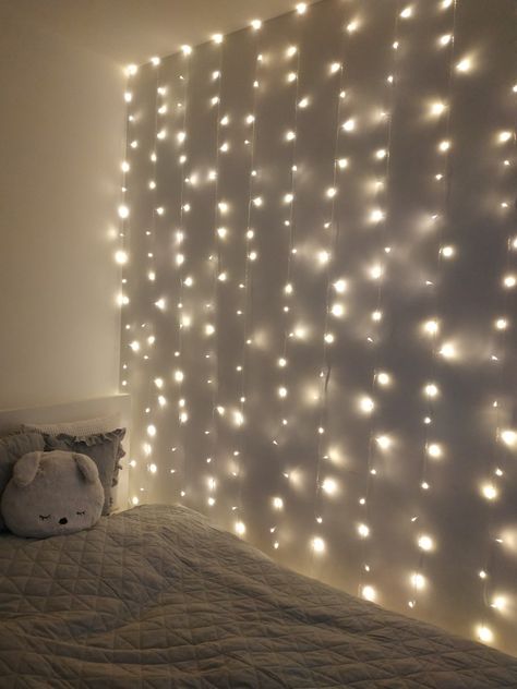 Fairy Lights Wall Bedroom, Wall Of Lights Bedroom, Fairy Lights On Roof Bedroom, Led Light Under Bed, Fairy Light Room Decor Ideas, Bedroom Led Lights Aesthetic, Room Inspo Fairy Lights, Led Light Ideas For Bedroom, Fairy Lights In Room