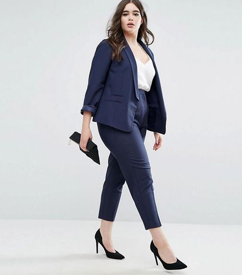 5 Celebrity Dos and Don'ts for Dressing After 30 via @WhoWhatWear blouse underneath suit blazer or wear with sneakers. Croped Plus Size, Short Plus Size Fashion, Business Professional Outfits, Moda Curvy, Plus Size Work, Look Plus Size, Professional Attire, Stylish Plus, Moda Plus Size