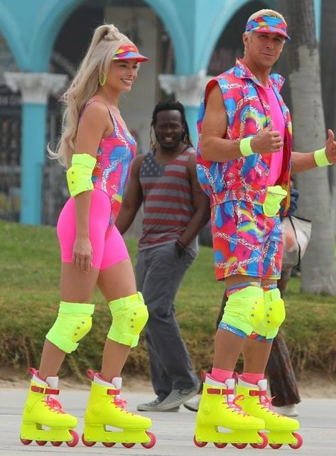 #MargotRobbie and #RyanGosling were seen on the Venice Beach set of #GretaGerwig's #BarbieMovie! #Barbie #Ken #BarbieandKen #LiveActionBarbie Barbie Movie Aesthetic, Barbie Barbie Movie, Margot Robbie Ryan Gosling, Ken Outfits, Barbie And Ken Costume, Barbiecore Outfit, Aesthetic Barbie, Barbie 2023, Core Outfits