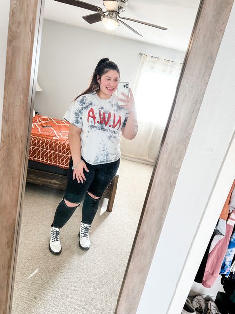 White Doc Martens Outfit Plus Size, Outfits With White Doc Martens, White Doc Martens Outfit, Nwa Shirt, Plus Size Boyfriend Jeans, White Doc Martens, Martens Outfit, Doc Martens Outfit, Iranian Fashion