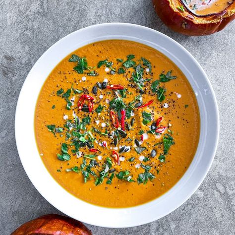 Thai-Inspired Pumpkin Soup - Zena's Kitchen Curry Chicken Noodle Soup, Thai Curry Chicken, Vegan Autumn, Thai Pumpkin Soup, Soup Pumpkin, Muffins Pumpkin, Vegan Pumpkin Soup, Pumpkin Soup Recipe, Pumpkin Pancakes