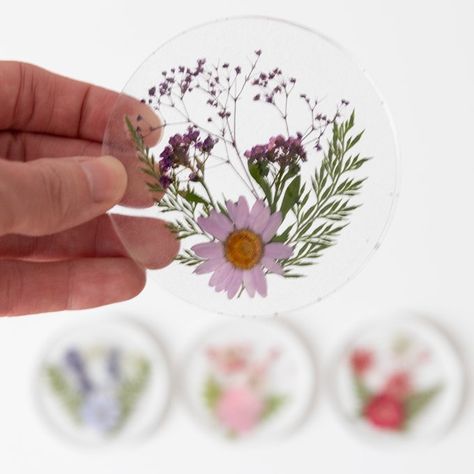 Make Resin Coasters, Diy Resin Flowers, Diy Resin Coasters, Dried Flowers Crafts, Pressed Flowers Diy, How To Make Resin, Dried Pressed Flowers, Pressed Flower Crafts, Dried And Pressed Flowers