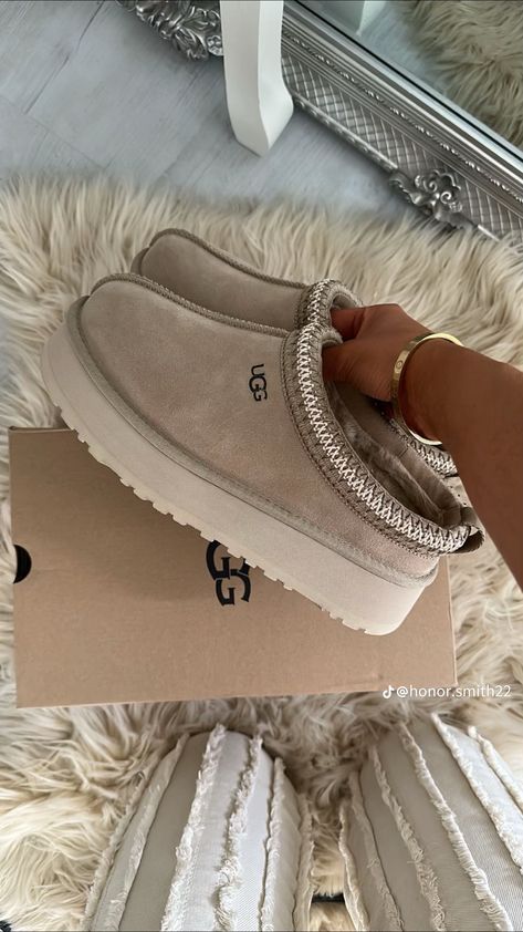 Cute Uggs, Cute Online Clothing Stores, Modest Casual, Ugg Tazz, Pretty Sneakers, Preppy Gifts, Outfits Preppy, Cool Gifts For Teens, Trendy Shoes Sneakers