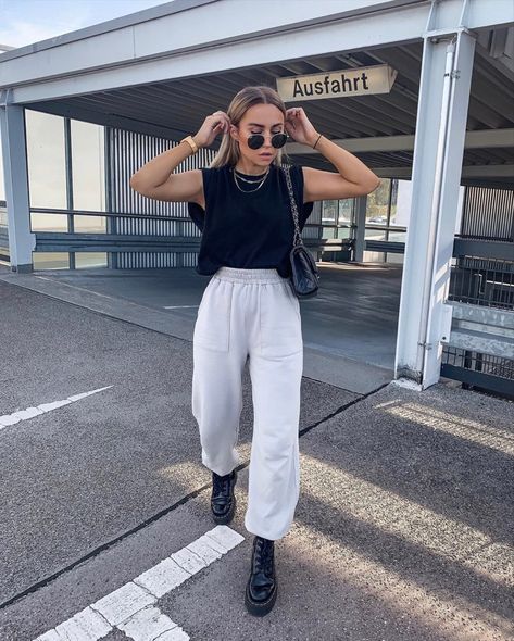 Sweatpant Outfits, Black Sweatpants Outfit, Cute Sweatpants Outfit, Trendy Outfit Inspo, Sweatpants Outfits, Ny Outfits, Cute Sweatpants, Easy Winter Outfit, Cute Lazy Outfits