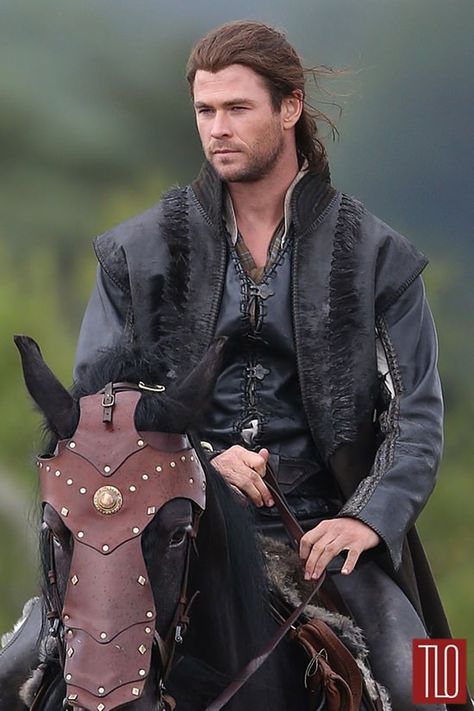 A man on a horse.......ahhh........ Huntsman Movie, Christopher Hemsworth, Luke Hemsworth, Snowwhite And The Huntsman, Thor X Loki, Hemsworth Brothers, Chris Hemsworth Thor, Elsa Pataky, Liam Hemsworth