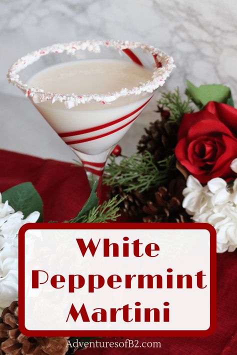 Peppermint Martini Recipe, Peppermint Cocktail, Peppermint Vodka, Peppermint Martini, Christmas Drinks Alcohol Recipes, Christmas Martini, Christmas Drinks Alcohol, Friends Recipes, Chocolate Martini