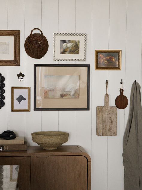 A little entryway makeover for our apartment. Renter friendly faux shiplap wall, thrifted pieces for a budget friendly gallery wall + more! Rustic modern cottage style. Vintage + antique pieces. Modern Cottage Wall Decor, Corner Gallery Wall Dining Room, Shiplap Gallery Wall, Cottage Gallery Wall, Faux Shiplap Wall, Diy Faux Shiplap, Thrifted Pieces, Corner Gallery Wall, Modern Vintage Kitchen